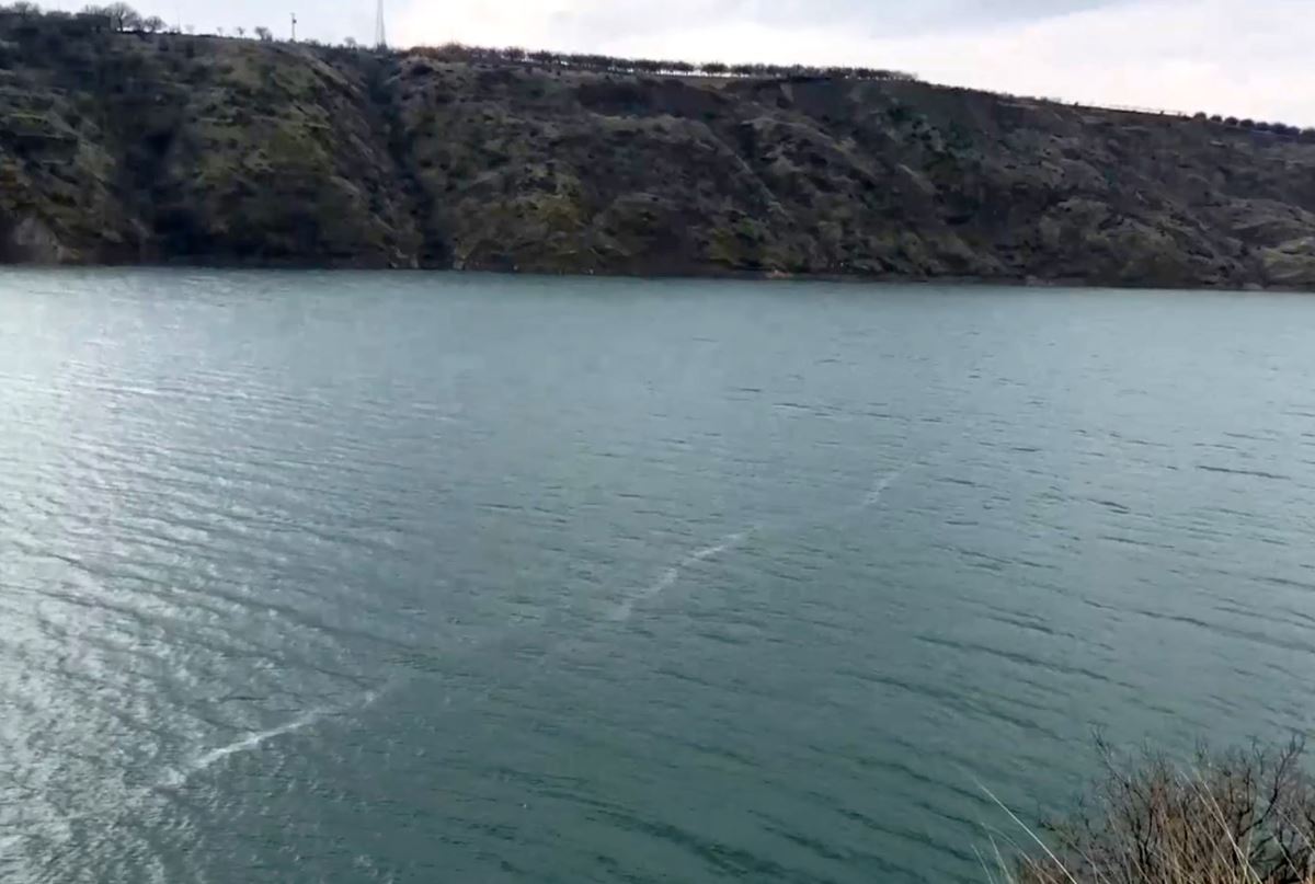 Elazığ'da depremin yüzey kırığının izi, gölde görüldü