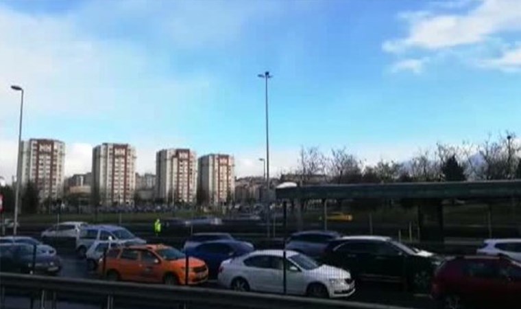 Durakta bekleyen yolcuya metrobüs çarptı