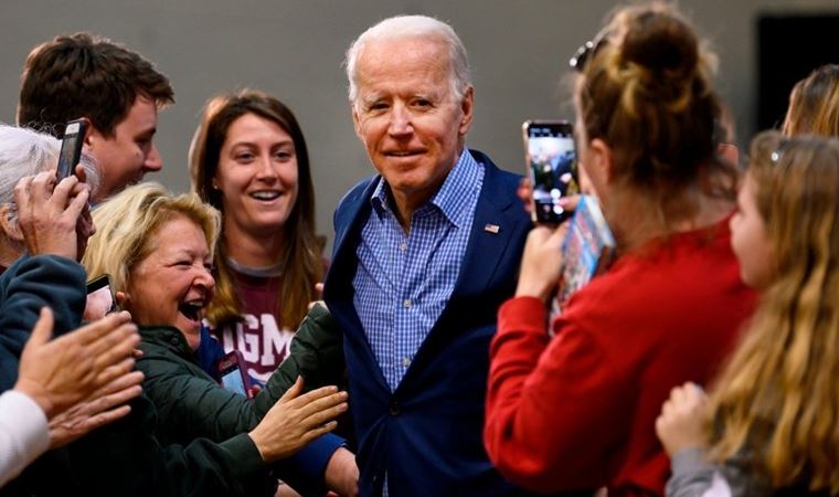 Güney Carolina'da ön seçimleri Biden kazandı