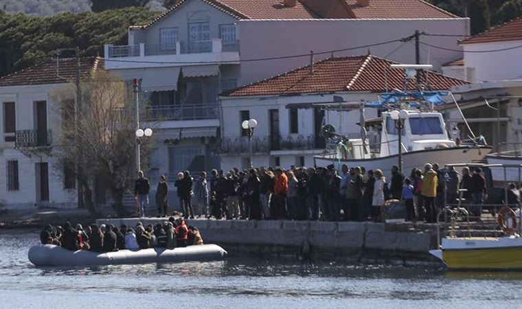 Midilli'de aşırı sağcılar göçmenlerin karaya çıkışını engelleyip gazetecilere saldırdı