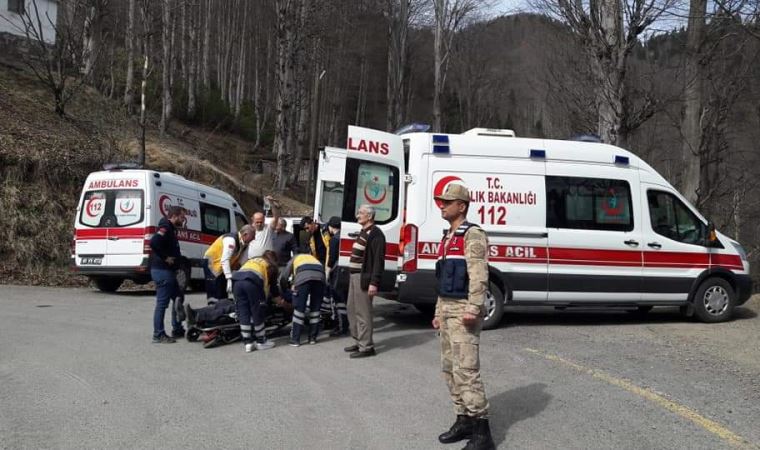 Şehitlikte bayrak asarken elektrik akımına kapıldılar: 1 zabıta öldü diğeri yaralı