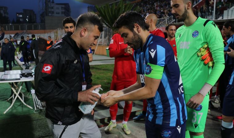 Maç öncesi futbolculara el temizliği