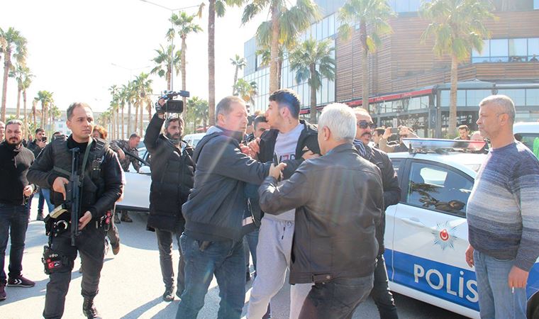 İzmir'de pompalı tüfekle AVM'ye giren şahıs yakalandı