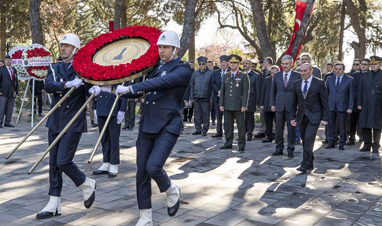 Duygu dolu anlar... Çanakkale şehitleri İzmir’de anıldı