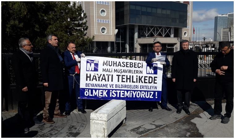 Koronavirüs önlemlerini yetersiz bulan ASMMMO üyeleri, kendilerini bakanlığa zincirledi