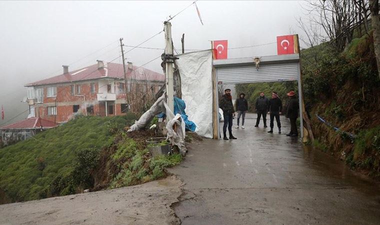 Koronavirüsten korunmak için mahalle yolunu kepenkle kapatarak önlem aldılar