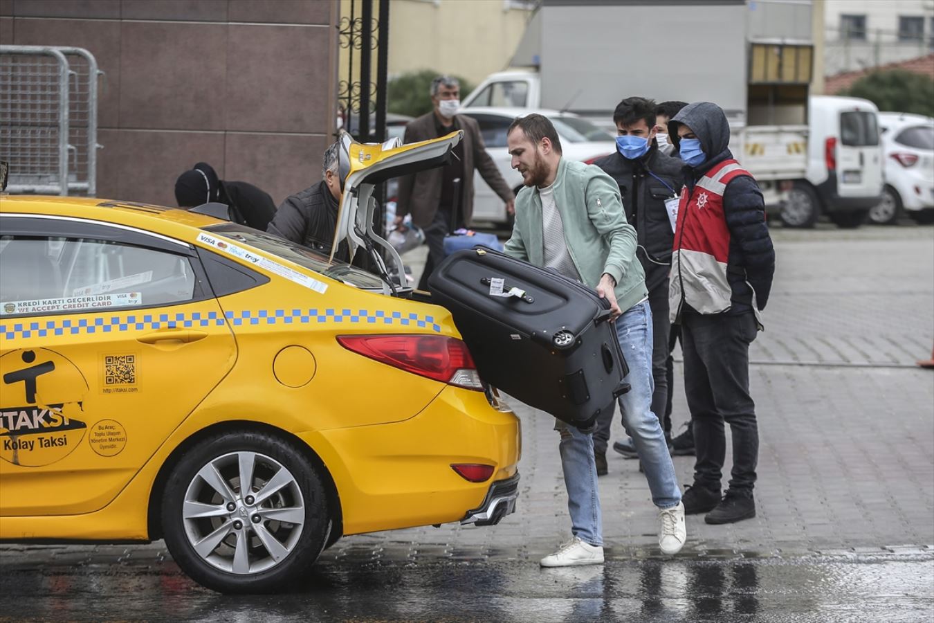 Avrupa'dan gelen ilk kafilede yer alanların karantina yurtlarından tahliyesi başladı