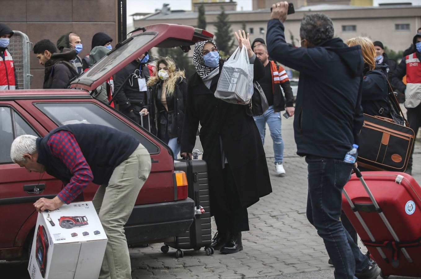 Avrupa'dan gelen ilk kafilede yer alanların karantina yurtlarından tahliyesi başladı