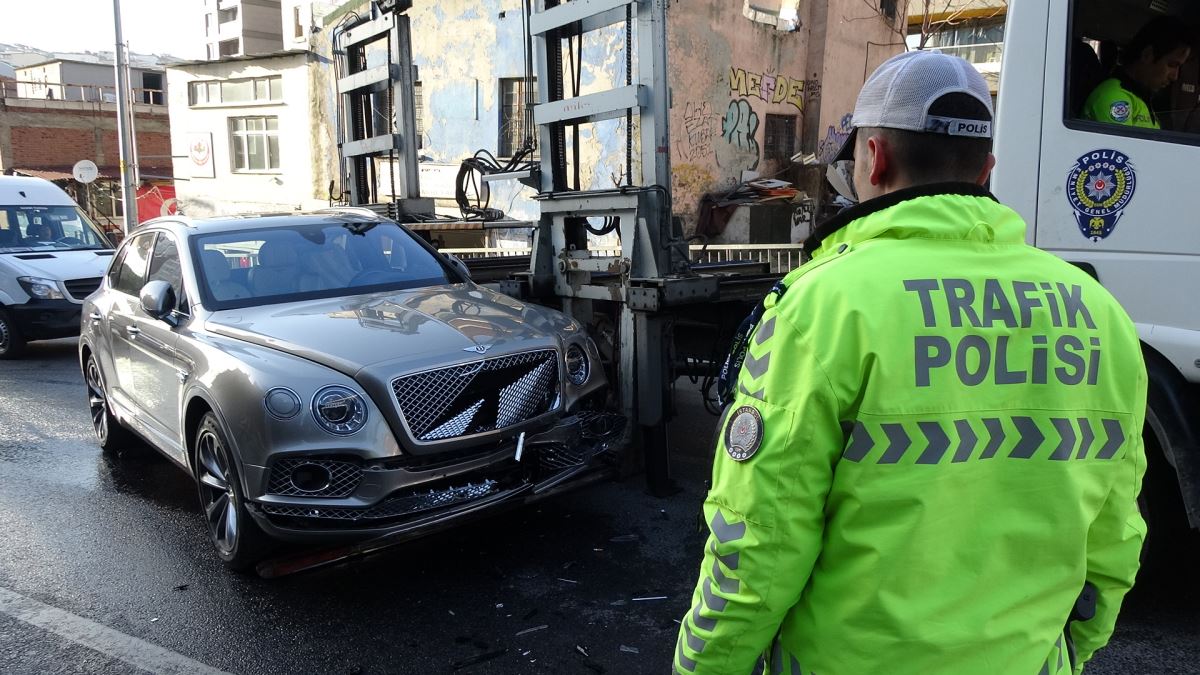 Yeni aldığı otomobille arkadaşının cipine çarptı