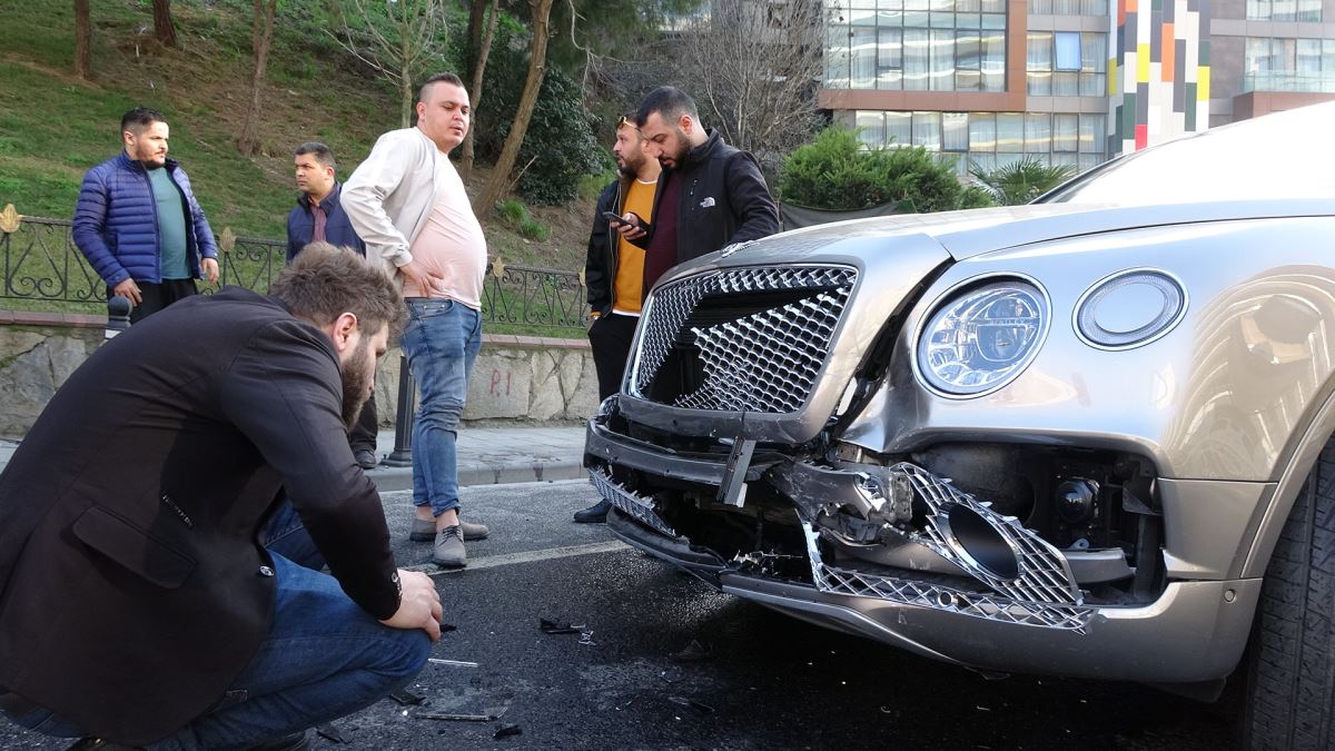 Yeni aldığı otomobille arkadaşının cipine çarptı