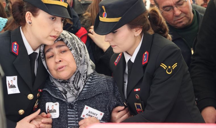 Şehide yürek yakan veda: Rüyalarıma gir canım oğlum