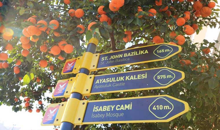 Selçuk’ta turistler için yönlendirme tabelaları