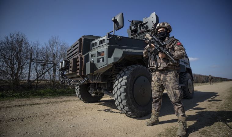 Özel harekat polisleri geri itmeleri engellemek için Meriç Nehri'nde görev alıyor