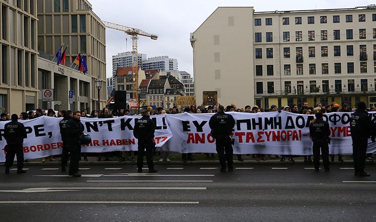 Merkel ve Miçotakis göçmen politikası sebebiyle protesto edildi