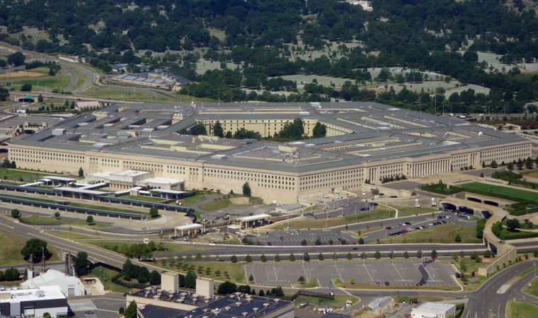 Pentagon'da koronavirüs salgınına karşı mesafeli toplantı