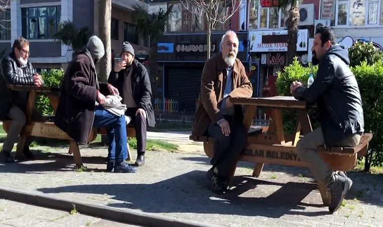 Parkta oturma tutkusu:  Polis uzaklaştırıyor, yeniden geliyorlar