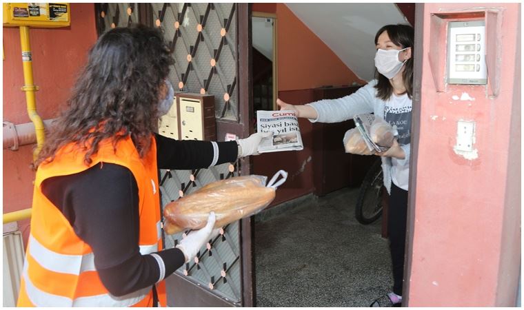 Atakum Belediyesi ücretsiz ekmek ve gazete dağıttı