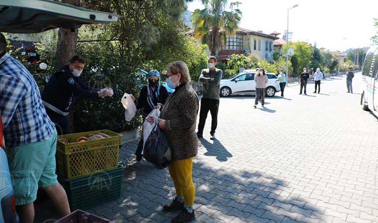 Marmaris'te vatandaşlara 50 bin ücretsiz ekmek dağıtıldı