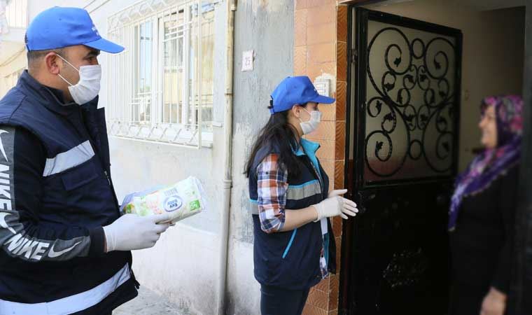 Aydın Büyükşehir Belediyesi, çocuklu annelere bebek bezi dağıtımına başladı