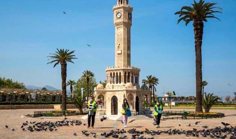 İzmir'de sokak hayvanlarına yiyecek bırakıldı