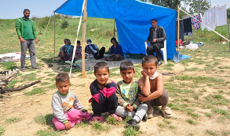 Mersin'de 11 kişilik aile, iş bulamayınca evsiz kaldı: Naylon çadırda yaşıyorlar