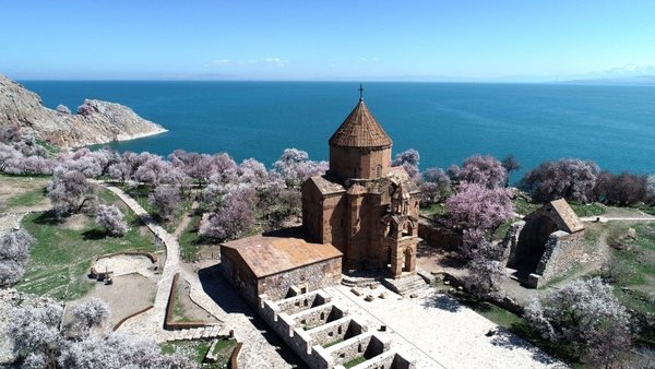 Akdamar Adası çiçek açan badem ağaçlarıyla büyülüyor