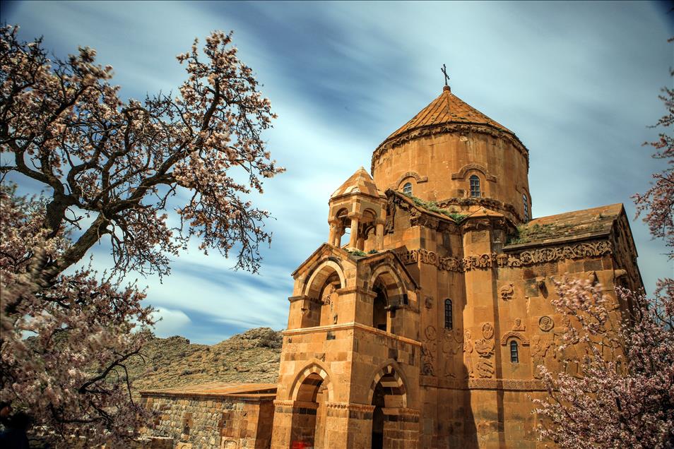 Akdamar Adası çiçek açan badem ağaçlarıyla büyülüyor