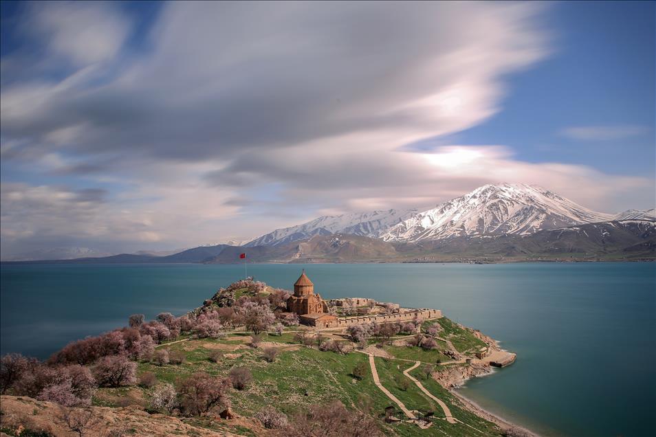 Akdamar Adası çiçek açan badem ağaçlarıyla büyülüyor