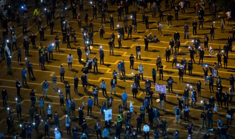 Netanyahu'ya sosyal mesafeli protesto: 'Demokrasimizi öldürüyor'