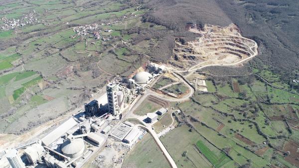 Mahalle halkı koronavirüsten korunmak için değil, toz nedeniyle maske takıyor