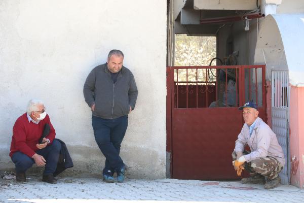 Mahalle halkı koronavirüsten korunmak için değil, toz nedeniyle maske takıyor