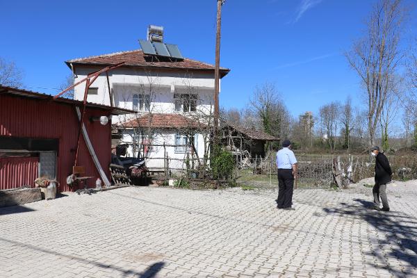 Mahalle halkı koronavirüsten korunmak için değil, toz nedeniyle maske takıyor