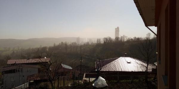 Mahalle halkı koronavirüsten korunmak için değil, toz nedeniyle maske takıyor