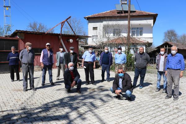 Mahalle halkı koronavirüsten korunmak için değil, toz nedeniyle maske takıyor