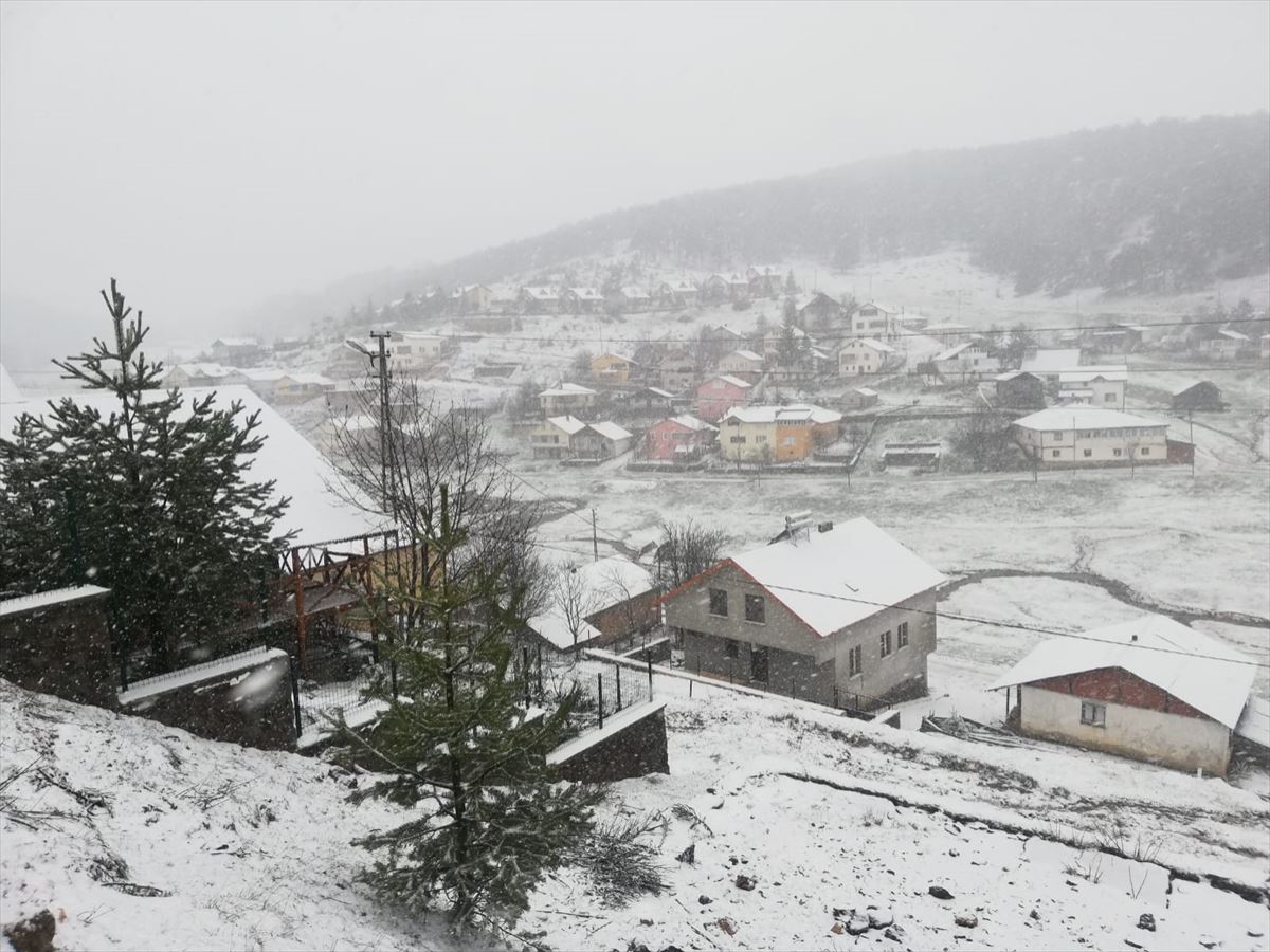 Sivas'ta Eğriçimen Yaylası kar yağışıyla beyaza büründü