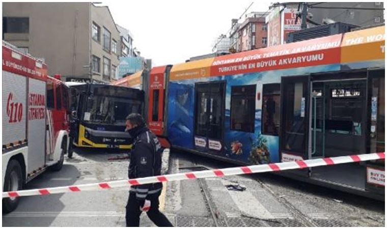 Sultangazi'de raydan çıkan tramvay otobüse çarptı: 2 kişi yaralandı