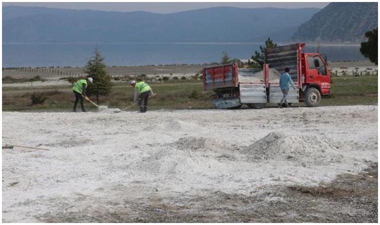 Salda Gölü'nün taşınan kumları, eski yerine alınıyor