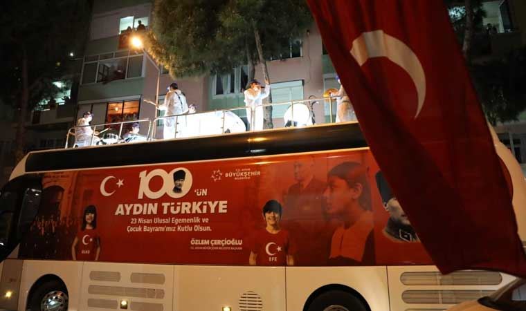 Aydın, Büyükşehir Belediyesi'nin konserleriyle 23 Nisan'ı balkonlarında kutluyor