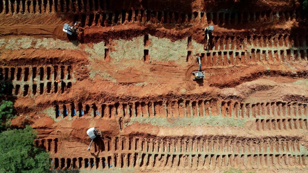 Brezilya'da koronavirüs nedeniyle toplu mezarlar kazılıyor