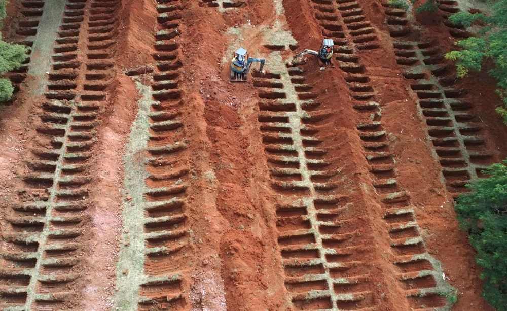 Brezilya'da koronavirüs nedeniyle toplu mezarlar kazılıyor