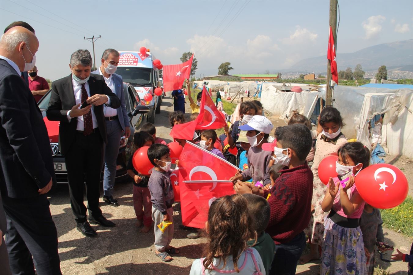 Mevsimlik tarım işçilerinin çocuklarına 23 Nisan hediyesi