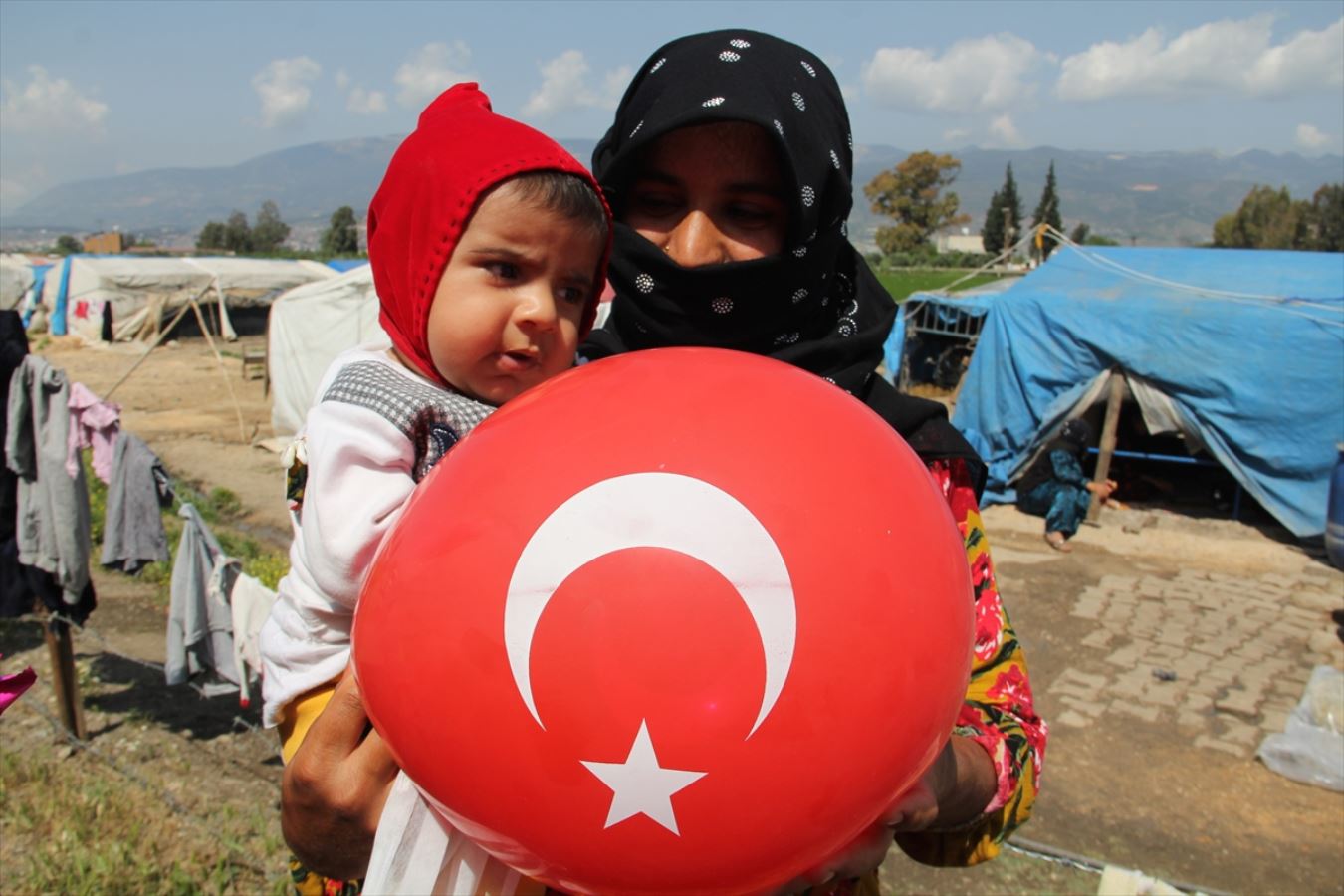 Mevsimlik tarım işçilerinin çocuklarına 23 Nisan hediyesi