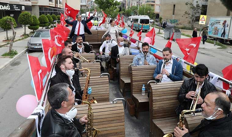 Gaziemir’in balkonlarında 23 Nisan coşkusu