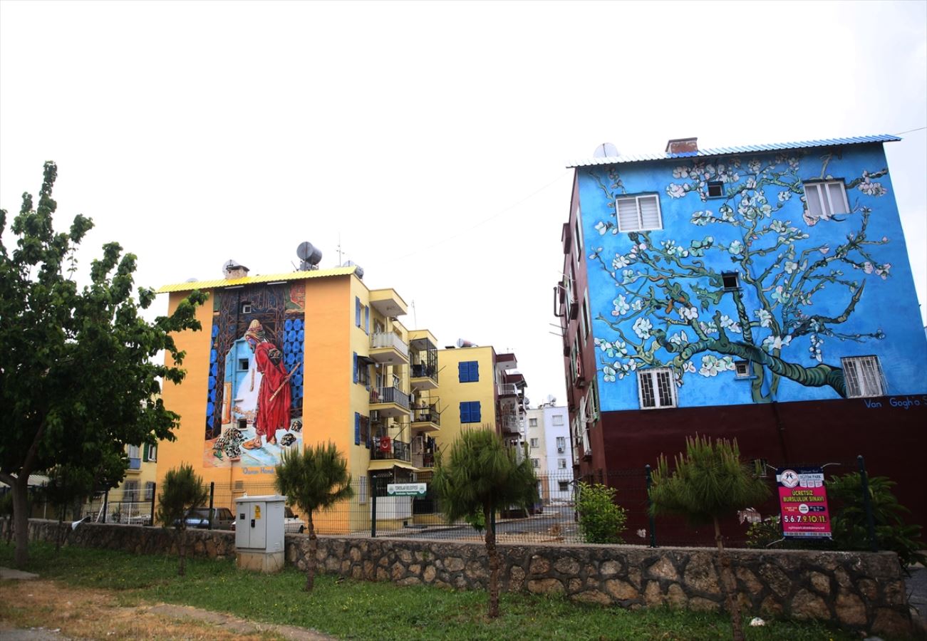 Boş kalan sokaklara dünyaca ünlü eserler renk katıyor