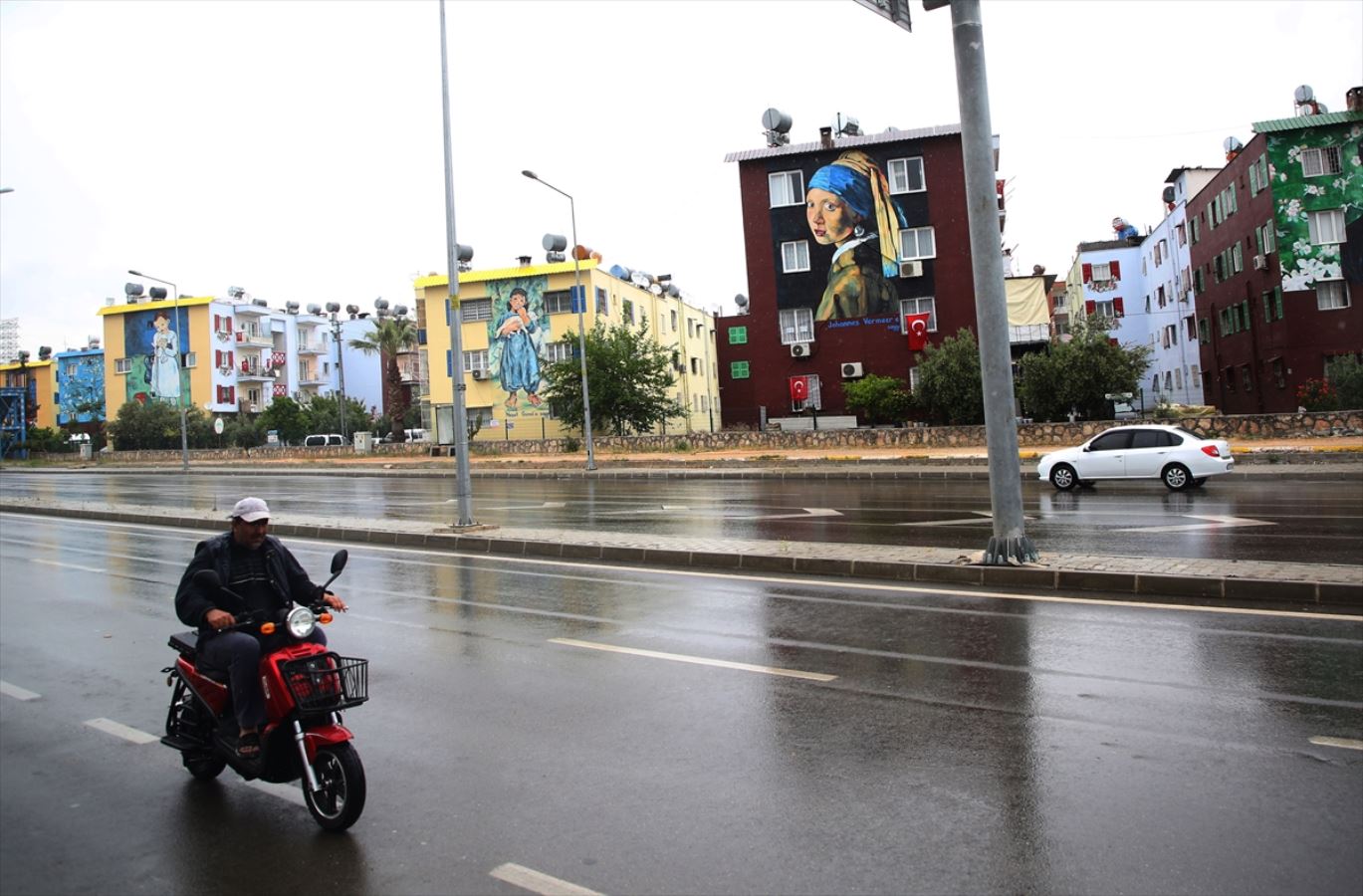 Boş kalan sokaklara dünyaca ünlü eserler renk katıyor