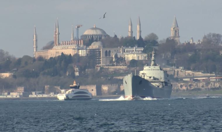 Rus savaş gemisi Saratov İstanbul Boğazı'ndan geçti