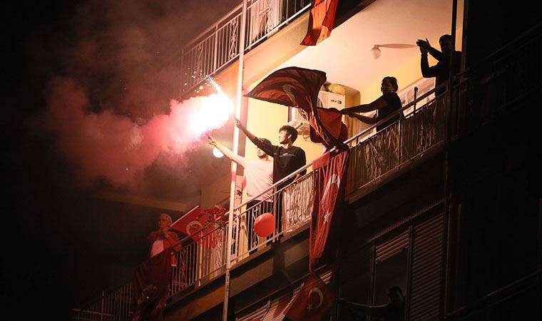 Pencerede İstiklal Marşı söylerken maganda kurşunuyla yaralandı