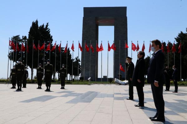 Çanakkale Kara Savaşları'nın 105'inci yılında şehitler anıldı