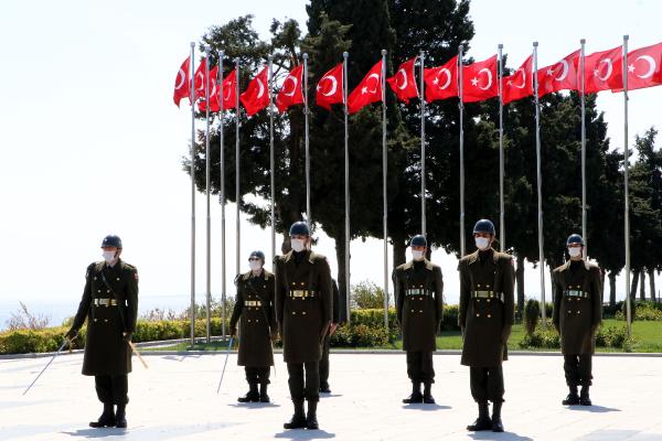 Çanakkale Kara Savaşları'nın 105'inci yılında şehitler anıldı