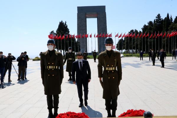 Çanakkale Kara Savaşları'nın 105'inci yılında şehitler anıldı